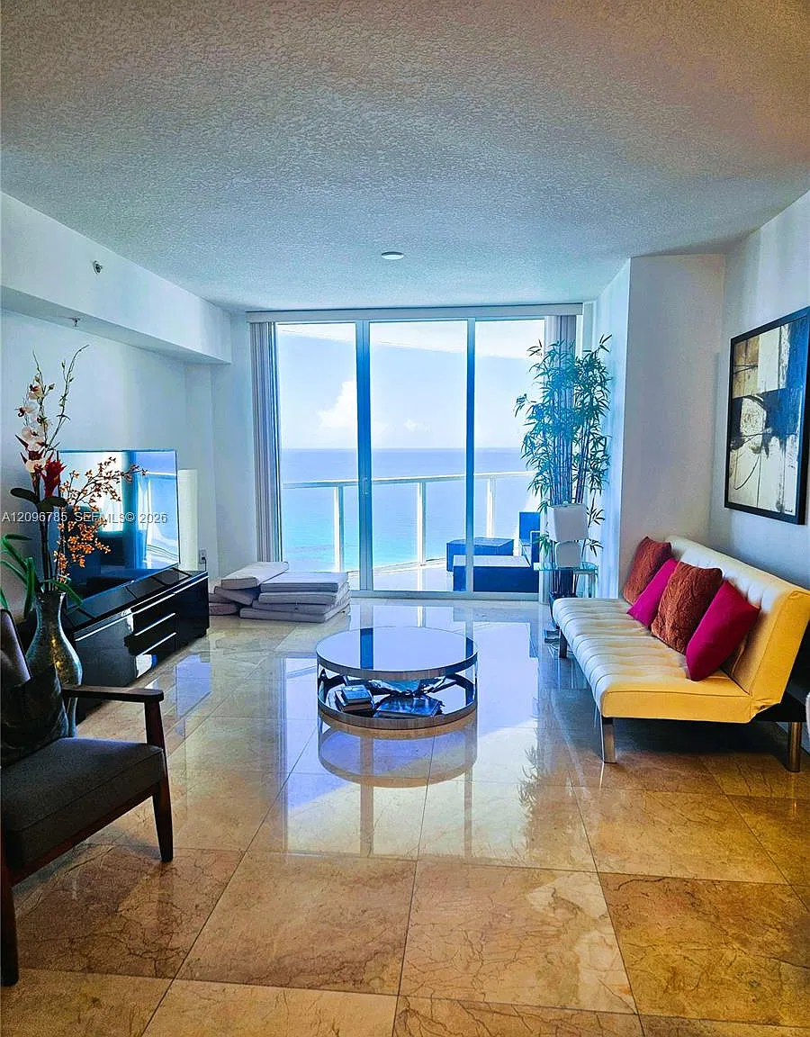 La Perla Condo — Photo 3