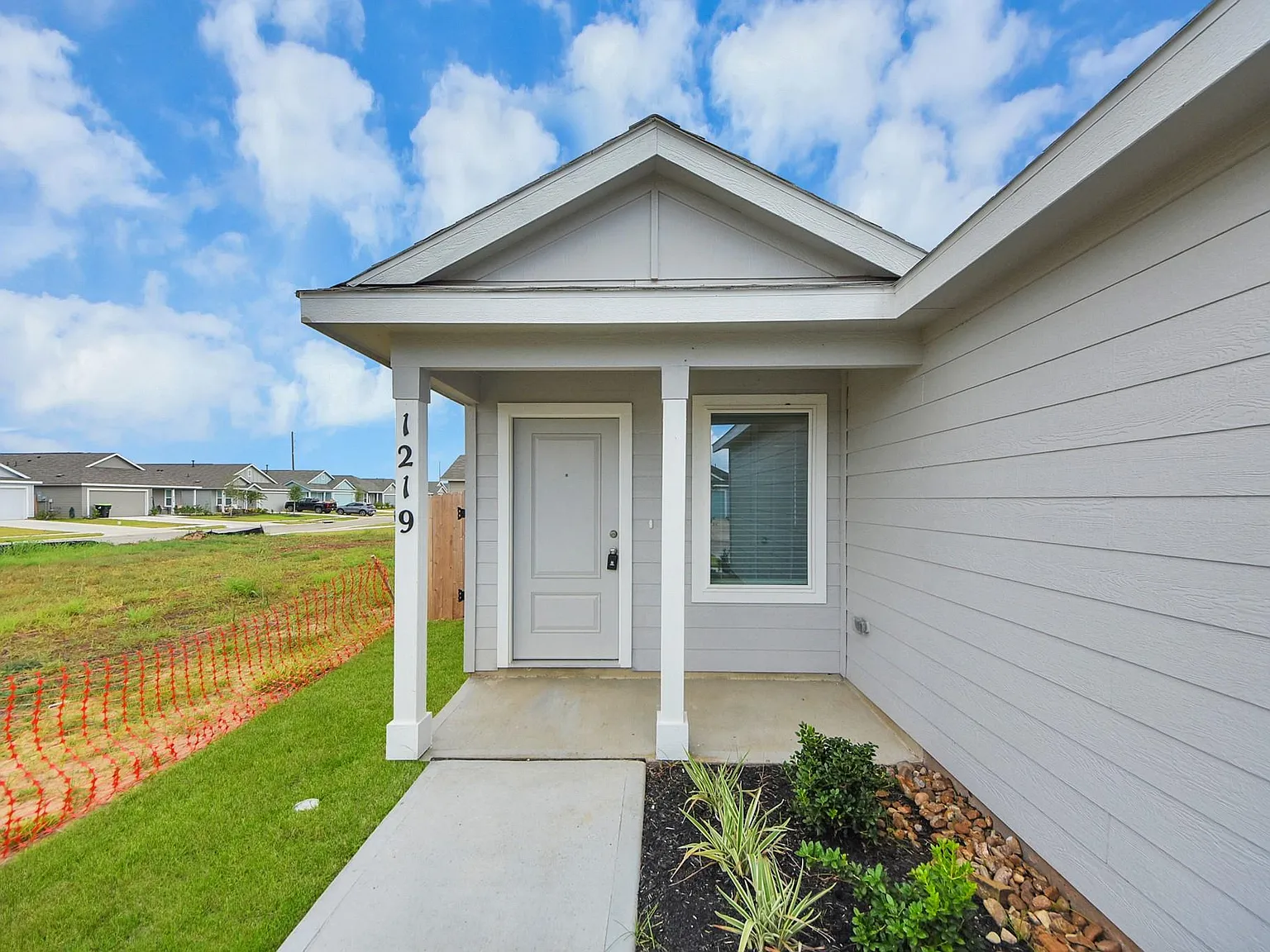 3 bed, 2.0 bath, 1402 sqft, $1,700 — Photo 3