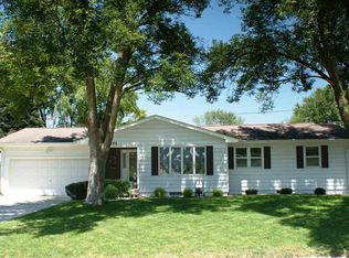 406 Meadowbrook Ln, Waterloo, IA 50701