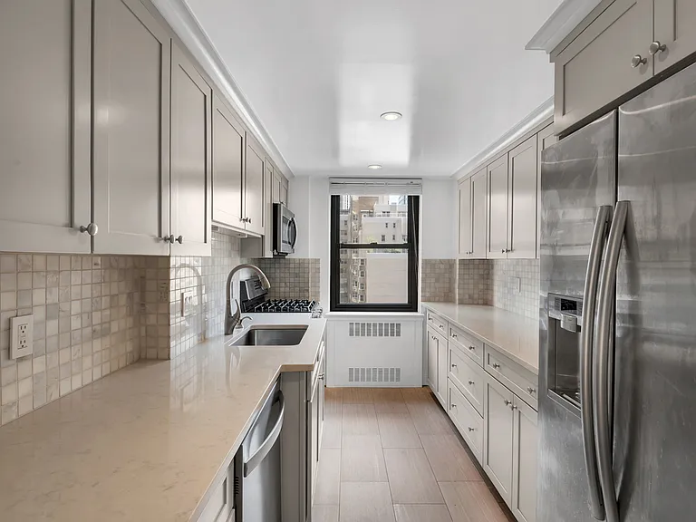 135 E 54th St #12G — Photo 4