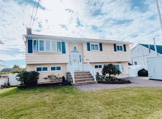 11 E Marine Ave, Lindenhurst, NY 11757