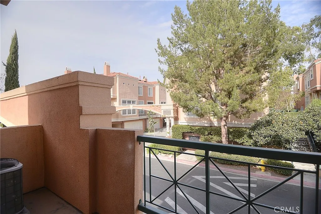 2 bed, 2.5 bath, 1347 sqft, $3,950 — Photo 4