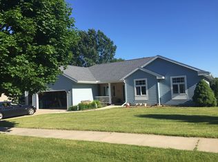 717 Bascom Hill Dr, Baraboo, WI 53913
