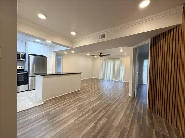 3045 Walnut Bend Ln APT 11, Houston, TX 77042