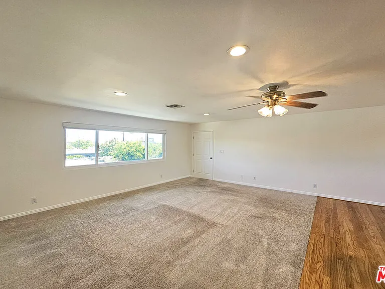 22040 Wyandotte St #UPSTAIRS — Photo 8