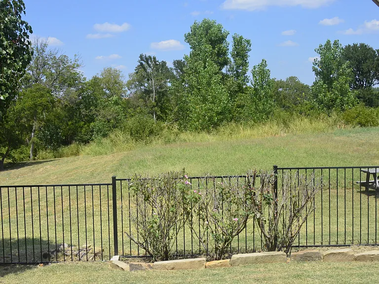 981 Crockett Dr — Photo 10