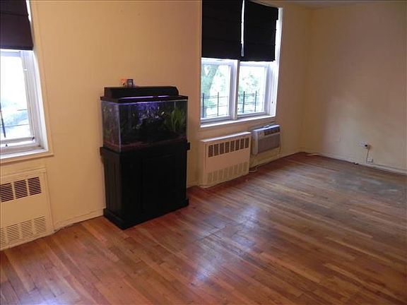 5th image of 4360 Douglaston Pkwy APT 403