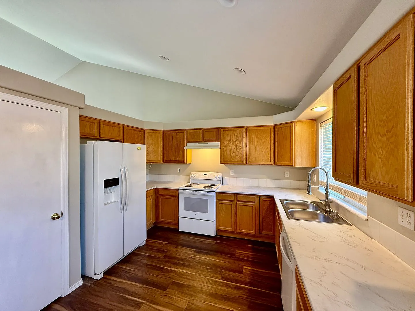Large Springs Ranch 5 bedroom Close to Powers BLVD — Photo 3