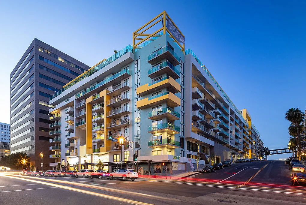 Skylux on Wilshire — Photo 2