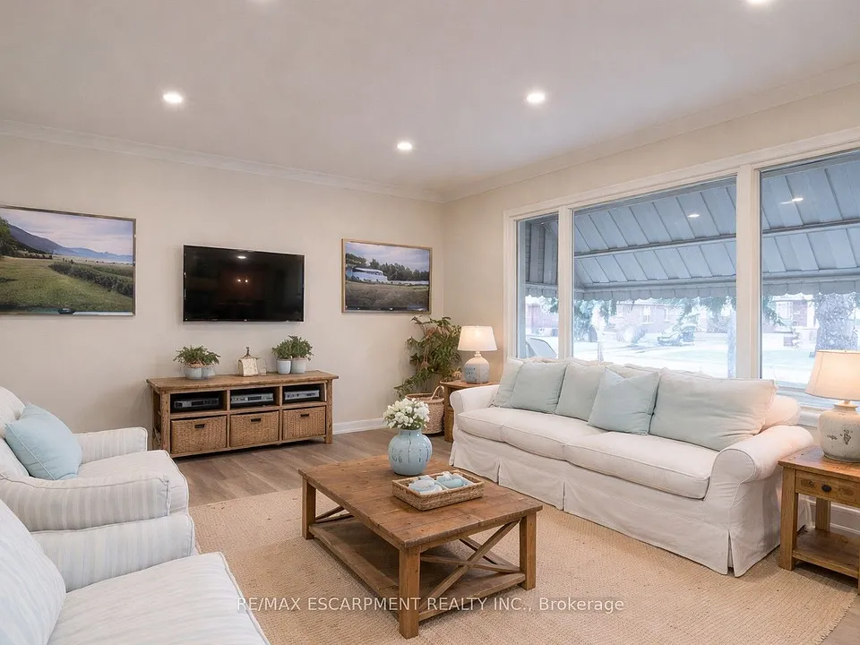 9 W 22nd St #1