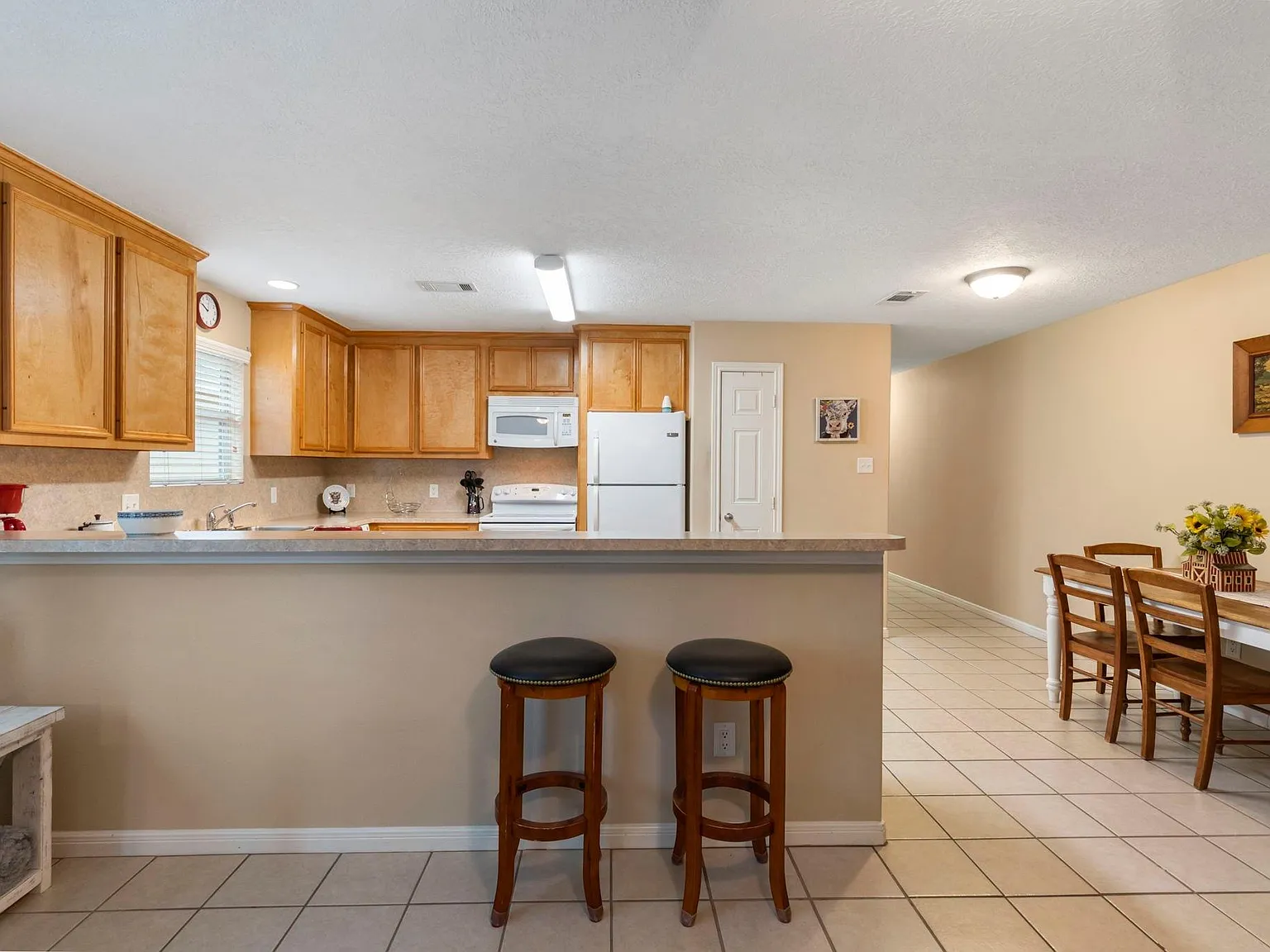 2 bed, 2.0 bath, 2574 sqft, $1,725 — Photo 3