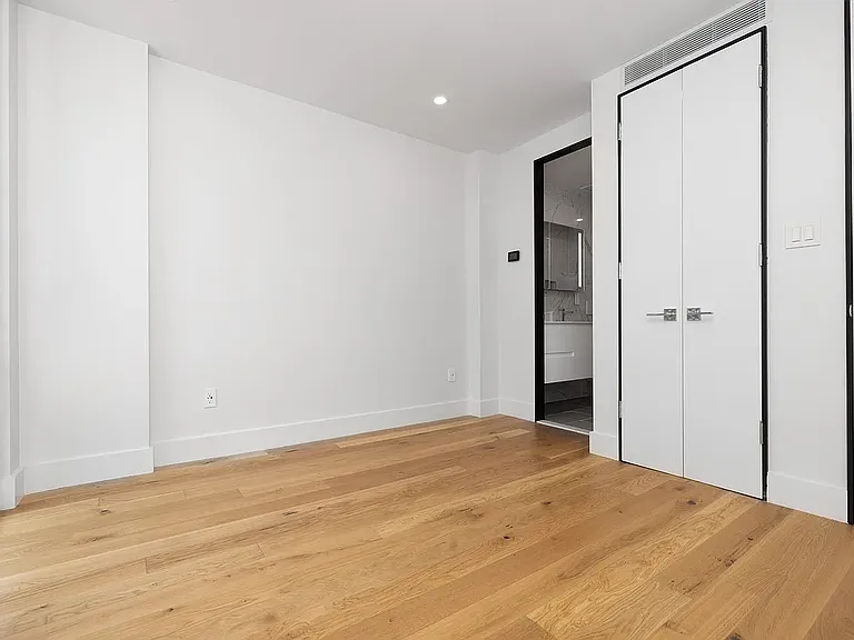 268 E 7th St #Penthouse 6 — Photo 8