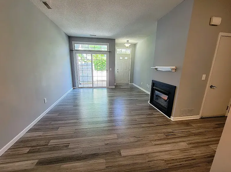 2-bed, 1.5 bath TH available Sept. 5th in Apple Valley! — Photo 4