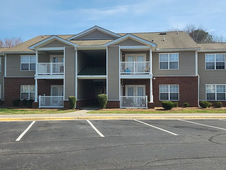 Abbington — Photo 1