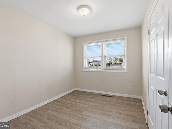 4th image of 444 Colonial Rd