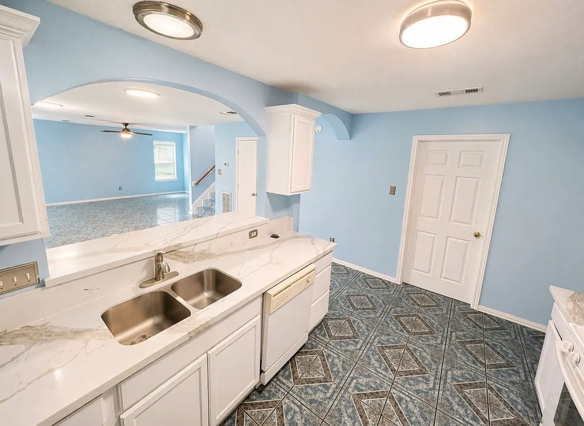 4 bed, $2,300 — Photo 3