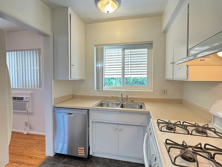 1717 Huntington Dr #7 — Photo 9