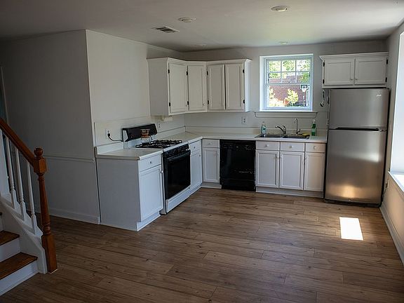 5th image of 2129R Spring St