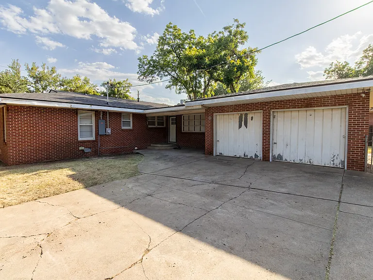 2400 Hampstead Ln — Photo 2