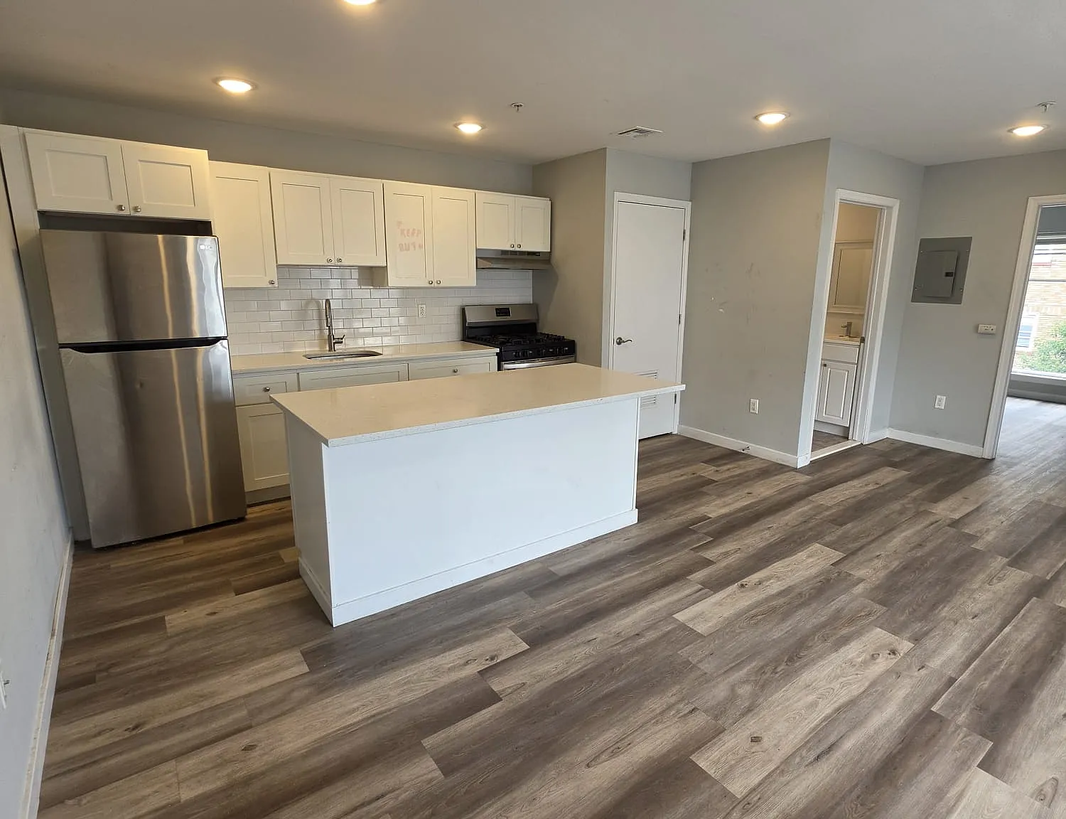 1 bed, $1,636 — Photo 4