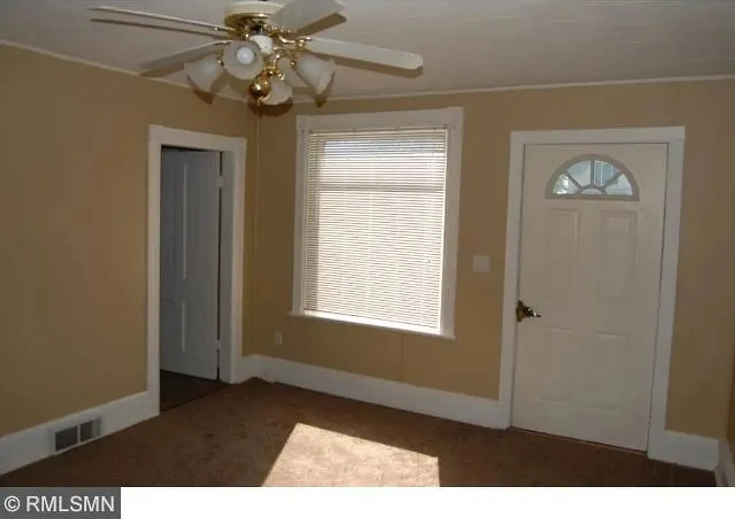 Newly refreshed 2 bedroom, 1 bath in duplex. Large yard in quiet neighborhood in Faribault. — Photo 4