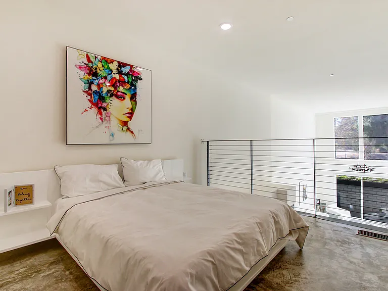 Studio Loft 19 feet High with Mezzanine