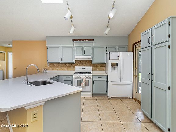 3rd image of 3880 Tanglewood Cir