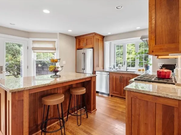 2 Hemlock Rd, Hingham, MA 02043
