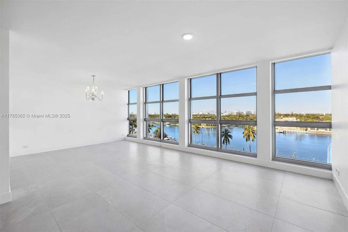 Building Photo - Collins Ave