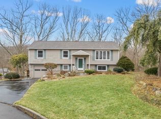 11 Roby Ct, Branford, CT 06405