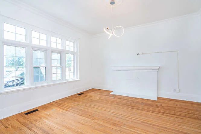 499 Queens Ave — Photo 4