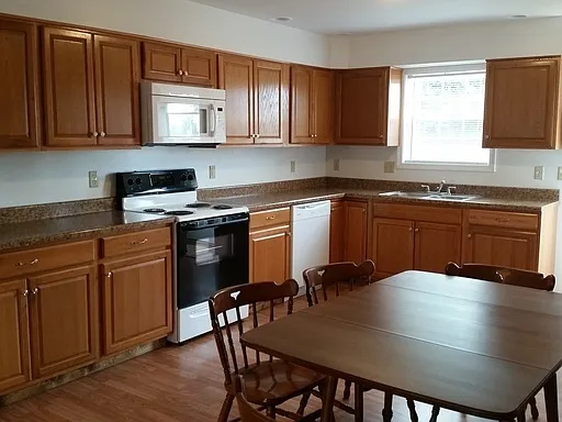 634 Locust St — Photo 2