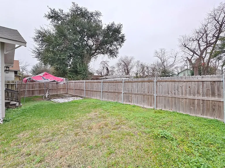 1217 Campbell St — Photo 10