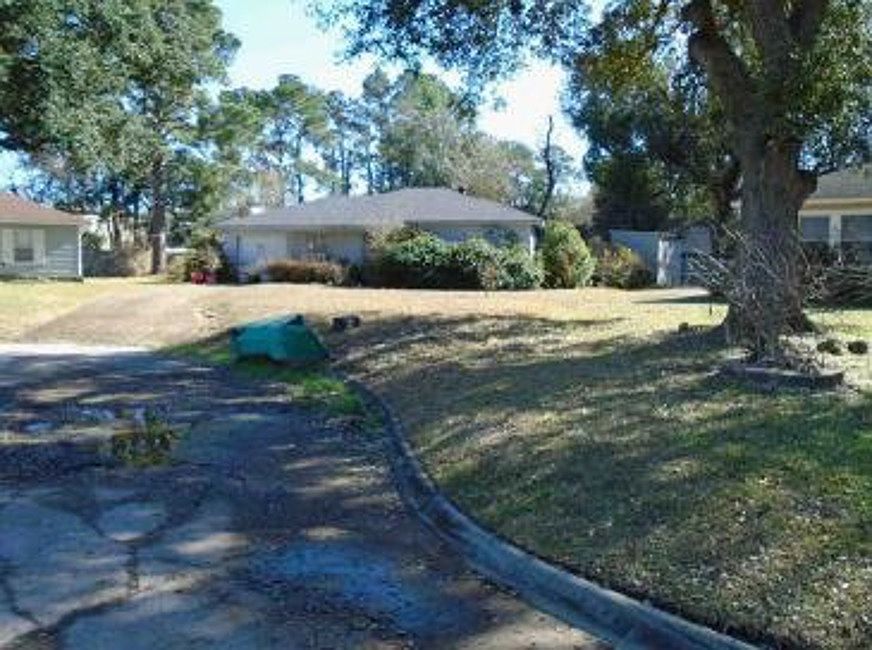 Exterior Neighborhood (street photo)