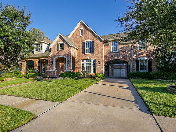 Beautiful elevation with automatic wrought iron driveway gate