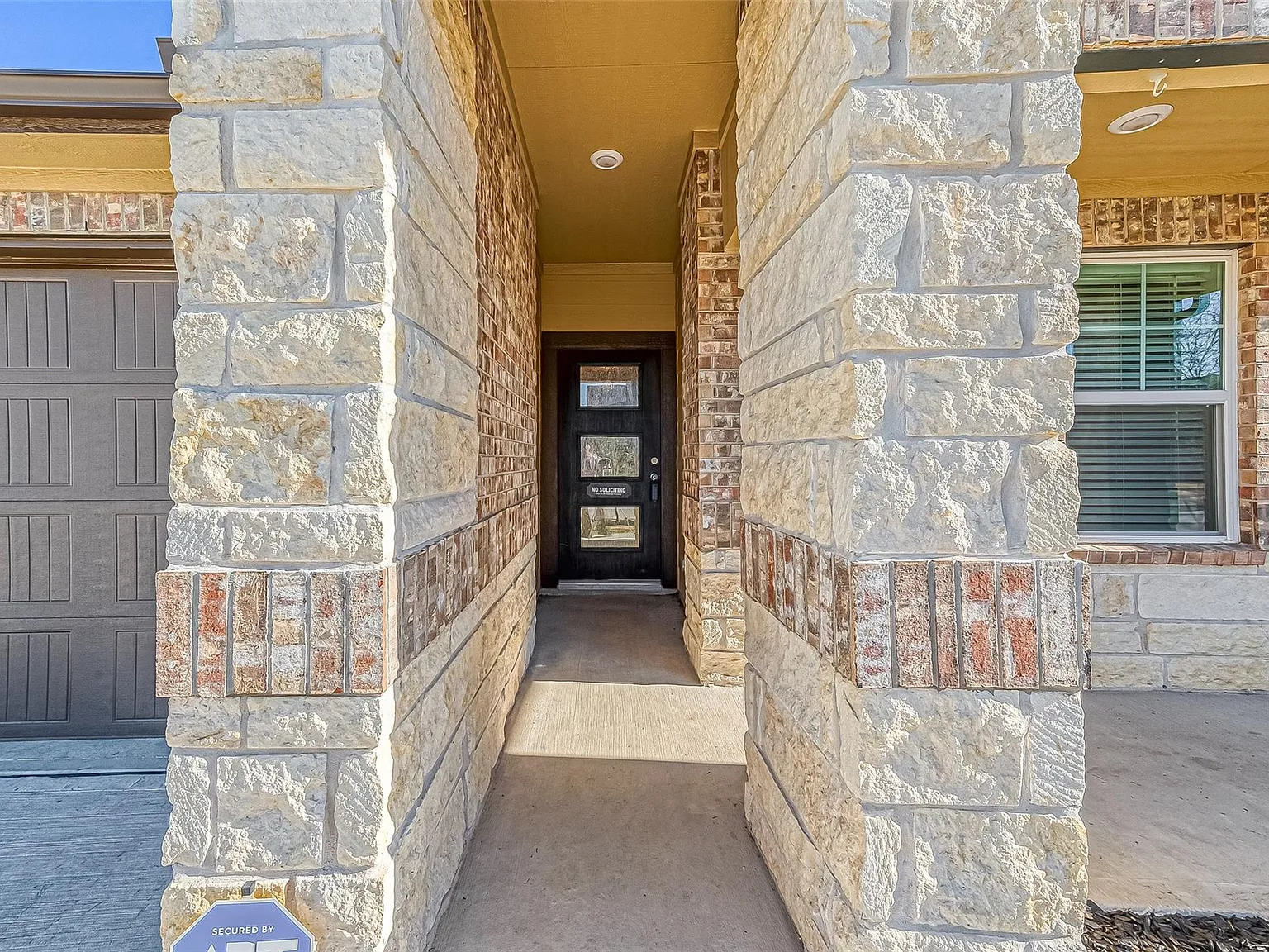 3 bed, 2.0 bath, 1705 sqft, $1,995 — Photo 2