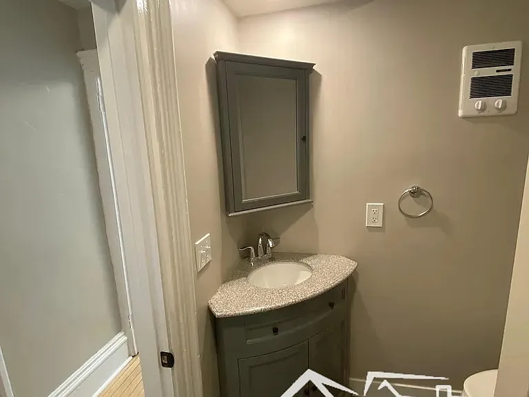 668 Jefferson St #B — Photo 6