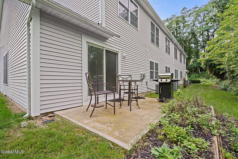4th image of 40 Cobblestone Court