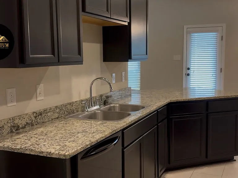 611 Elwick Dr — Photo 3