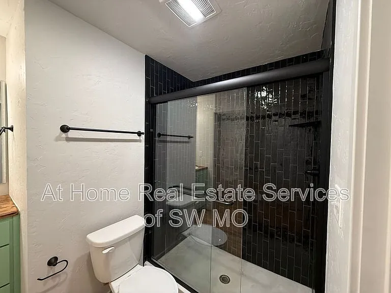 320 W Walnut St #203 — Photo 6