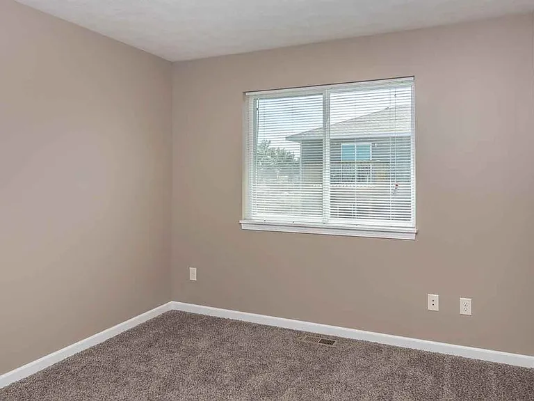 407 W Opal Ln — Photo 2