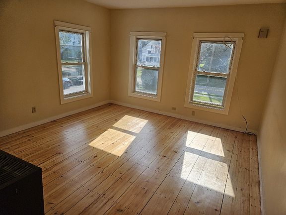 3rd image of 21 Baker St APT 4