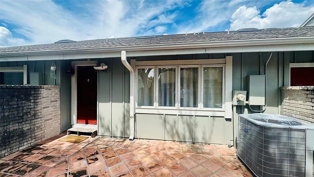 3 bed, 1.5 bath, 1299 sqft, $1,700 — Photo 3