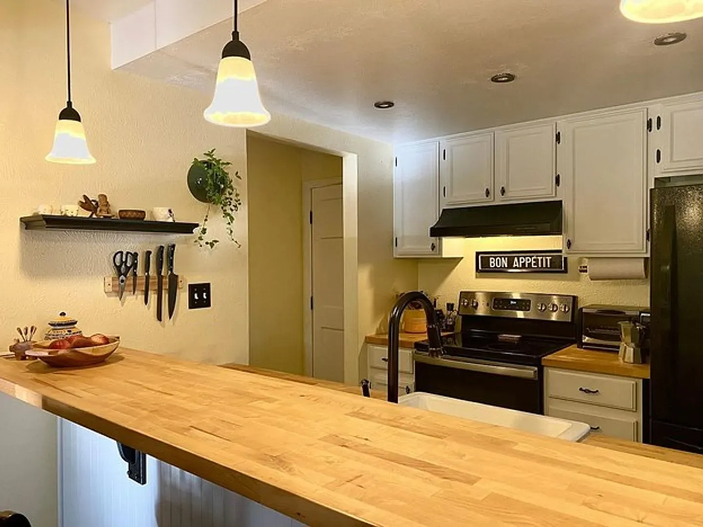 Fully Furnished Updated Turn-Key 2 Bed 1 Bath Condo Off Bike-Path & Next to Park. — Photo 3