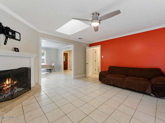 2nd image of 2201 Sandalwood Dr