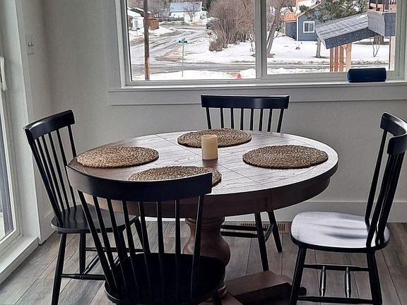 Seating for 4