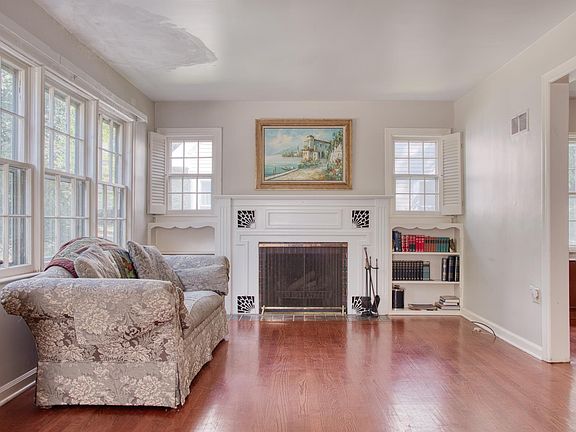 2nd image of 1010 N Washington St