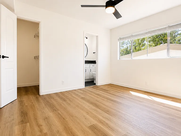212 S Arnaz Dr — Photo 25