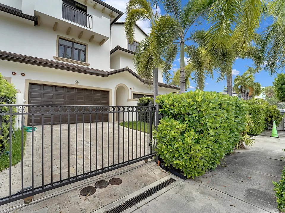105 Isle Of Venice Dr #105