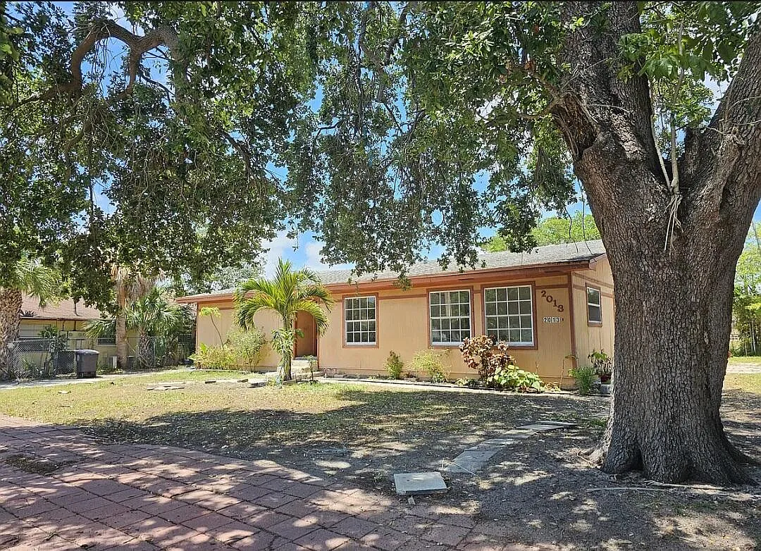 4 bed, 2.0 bath, 1400 sqft, $3,600 — Photo 2
